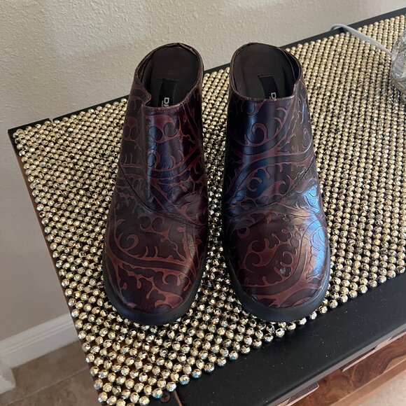 DKNY SLIDES, GREAT CONDITION - Picture 1 of 4